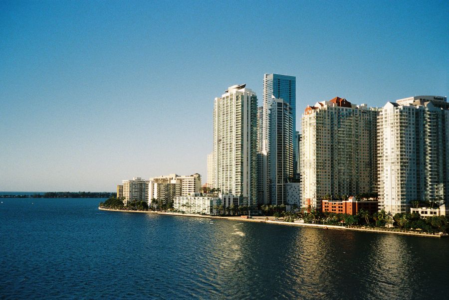 Imagen de Tendencias del Mercado Inmobiliario 2026 para Inversionistas Hispanos